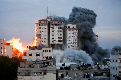 Asap mengepul setelah pasukan Israel menyerang menara tinggi di Kota Gaza, 7 Oktober 2023. REUTERS/Ashraf Amra