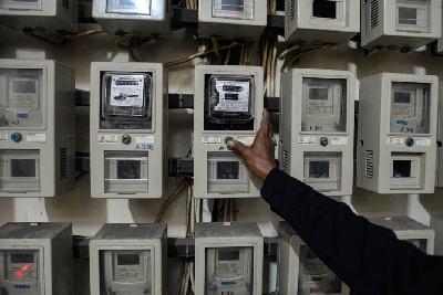 Petugas keamanan melakukan pengecekan meteran listrik di Rusun Kawasan Bendungan Hilir, Jakarta, 9 Oktober 2023. Tempo/Tony Hartawan