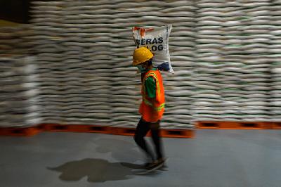 Pekerja mengemas beras Stabilisasi Pasokan dan Harga Pangan (SPHP) seberat 5 kg di gudang Bulog Wilayah Jakarta dan Banten, 9 Oktober 2023. Tempo/Tony Hartawan