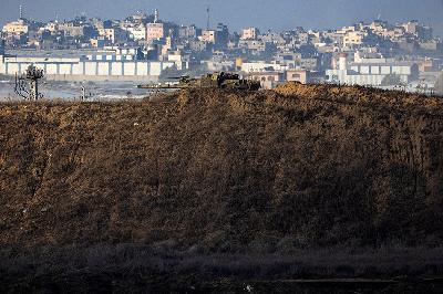 Tank Israel berada di dekat perbatasan antara Israel dan Jalur Gaza, 20 September 2023. REUTERS/Amir Cohen