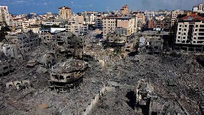 Rumah dan bangunan yang hancur akibat serangan Israel di Kota Gaza, 10 Oktober 2023. REUTERS/Mohammed Salem