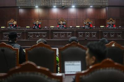 Hakim ketua Mahkamah Konstitusi (MK) Anwar Usman (tengah) bersama hakim anggota MK, M Guntur Hamzah, Saldi Isra, Arief Hidayat dan Daniel Yusmic P Foekh bersiap untuk memimpin jalannya persidangan pembacaan soal uji materiil Undang-Undang (UU) No 7 Tahun 2017 tentang Pemilihan Umum di Gedung Mahkamah Konstitusi, Jakarta, 2 Oktober 2023. TEMPO / Hilman Fathurrahman W