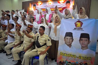 Pengurus Dewan Pimpinan Cabang (DPC) Partai Gerindra membacakan deklarasi mendukung Prabowo-Gibran di Kantor DPC Gerindra, Kudus, Jawa Tengah, 11 Oktober 2023.  ANTARA/Yusuf Nugroho