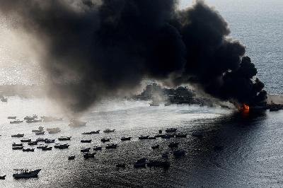 Asap mengepul setelah serangan Israel di pelabuhan Kota Gaza, di Gaza, Palestina, 10 Oktober 2023. REUTERS/Mohammed Salem