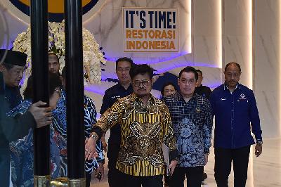 Menteri Pertanian Syahrul Yasin Limpo (tengah) meninggalkan NasDem Tower di Jakarta, 5 Oktober 2023. TEMPO/M Taufan Rengganis