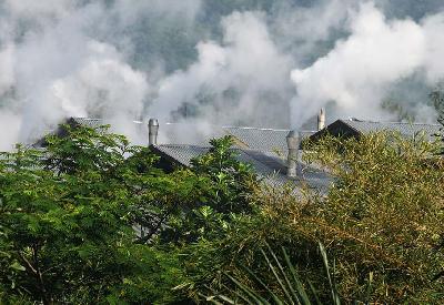 Sejumlah cerobong asap pabrik di Padalarang, Bandung Barat, Jawa Barat. TEMPO/STR/Prima Mulia