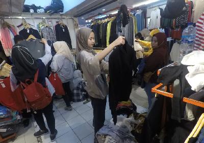 Suasana penjualan pakaian impor bekas di Pasar Senen, Jakarta, 16 Maret 2023. TEMPO/Subekti.