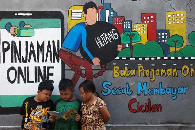 Mural himbauan waspada pinjaman online di kawasan Tempurejo, Surabaya, Jawa Timur, 2021. ANTARA/Didik Suhartono