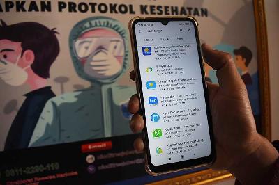 Warga membuka daftar aplikasi pinjaman online dari gawainya di Bandung, Jawa Barat, 2021. TEMPO/Prima Mulia