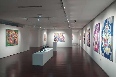 Sejumlah karya perupa TuTu dalam pameran tunggal bertajuk Future Wisdom di Can's Gallery, Jakarta, 10 Oktober 2023. Tempo/Indra Wijaya