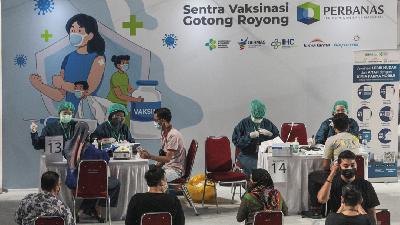 Peserta mendapatkan suntikkan dosis pertama saat mengikuti Vaksinasi Gotong Royong Perbanas di Lapangan Tenis Indoor Senayan, Jakarta, 19 Juni 2021. Tempo/Hilman Fathurrahman W