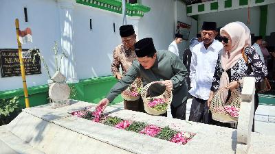 Erick Thohir berziarah di makam Pahlawan Nasional yang juga pendiri NU KH Abdul Wahab Chasbullah di Tambakberas Jombang, Jawa Timur, 28 September 2023. Antara/Syaiful Arif