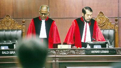 Hakim ketua Mahkamah Konstitusi (MK) Anwar Usman (kanan) bersama hakim anggota MK, Saldi Isra bersiap memimpin jalannya persidangan tentang Pemilihan Umum di Gedung Mahkamah Konstitusi, Jakarta, 2 Oktober 2023. Tempo/Hilman Fathurrahman W
