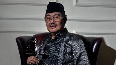 Ketua Mahkamah Konstitusi pertama di Indonesia (2003-2008) Jimly Asshiddiqie  di kediamannya di Jakarta, 12 Oktober 2023/Tempo/Tony Hartawan