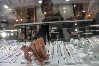 Pembeli memilih perhiasan emas di Galeri 24 Pegadaian, Jakarta, 29 Agustus 2023. Tempo/Tony Hartawan