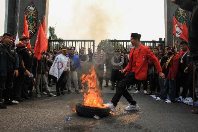 Unjuk rasa menuntut agar kasus penembakan terhadap warga Bangkal diusut tuntas di depan Kantor Kepolisian Daerah (Polda) Kalimantan Tengah, Palangka Raya, 12 Oktober 2023. ANTARA/Auliya Rahman