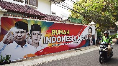 A banner with pictures of Prabowo Subianto, Gibran Rakabuming Raka and President Joko Widodo is displayed in front of the Onward Indonesia House, Jalan Erlangga II, Kebayoran Baru, Jakarta, October 13. 
Tempo/M Taufan Rengganis
