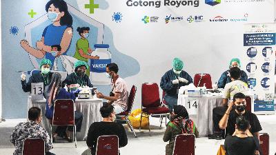 People receive first dose of injection during the Gotong Royong Covid-19 Vaccination program organized by Perbanas in collaboration with Bio Farma and Kimia Farma at the Senayan Indoor Tennis Court, Jakarta, June 19, 2021. 
TEMPO / Hilman Fathurrahman W
