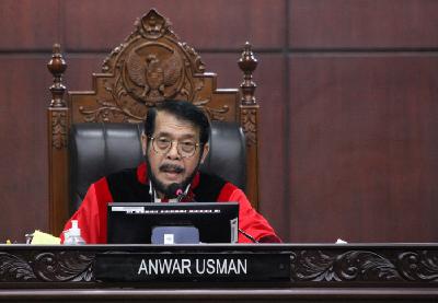 Ketua MK Anwar Usman saat sidang putusan atas gugatan Undang-Undang Nomor 7 tahun 2017 tentang Pemilu prihal usia minimal capres-cawapres menjadi 35 tahun di Mahkamah Konstitusi, Jakarta, 16 Oktober 2023. TEMPO/Subekti.