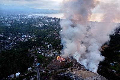 Asap tebal mengepul dari lokasi kebakaran di Tempat Pembuangan Akhir (TPA) Sumompo, Manado, Sulawesi Utara, 1 Oktober 2023. ANTARA/Adwit Pramono
