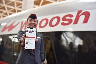 Pramugari menunjukkan aplikasi pemesanan tiket Kereta Cepat Jakarta-Bandung Whoosh di Stasiun Halim, Jakarta, 17 Oktober 2023. TEMPO/M Taufan Rengganis