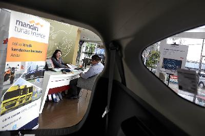 Petugas melayani calon pembeli kendaraan bermotor yang mengajukan kredit kendaraan di Jakarta. TEMPO/Tony Hartawan
