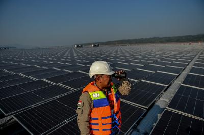 Teknisi memeriksa solar panel pada proyek PLTS Terapung di Waduk Cirata, Kabupaten Purwakarta, Jawa Barat, 26 September 2023. ANTARA/Raisan Al Farisi