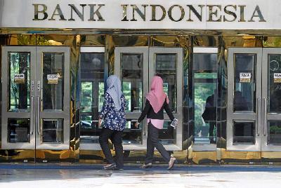 Aktivitas Bank Indonesia di Jakarta. REUTERS/Iqro Rinaldi