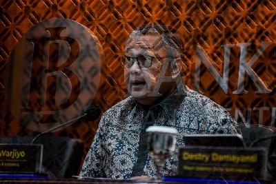 Gubernur Bank Indonesia (BI) Perry Warjiyo saat mengumumkan hasil Rapat Dewan Gubernur (RDG) BI di gedung BI, Jakarta, 19 Oktober 2023. Tempo/Tony Hartawan