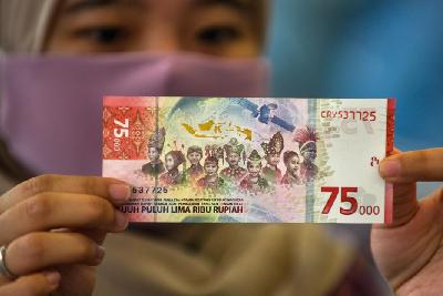 Uang pecahan Rp 75 ribu di kantor pusat Bank Indonesia, Jakarta. Tempo/Tony Hartawan