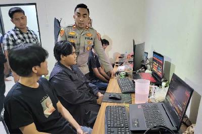 Polisi saat menggerebek sebuah tempat operasi situs judi online yang berlokasi di wilayah Taman Palem, Cengkareng, Jakarta, 8 Oktober 2022. Dok. Humas Polres Metro Jakarta Barat