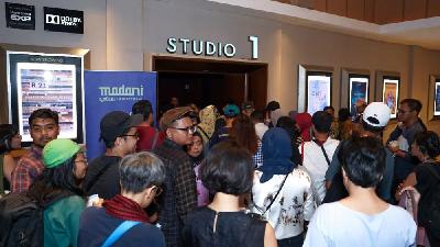 Penonton memasuki bioskop untuk menonton film pada rangakaian acara Festival Film Madani, di bioskop Metroploe, Jakarta, Oktober 2023. Dok.Madani International Film Festival