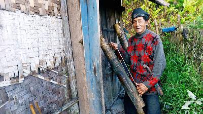 Tarman 80 tahun, saat mengolah air nira hasil menyadap pohon aren di Dusun Miduana, Cianjur, Jawa Barat, 6 Oktober 2023/TEMPO/Febri Angga Palguna