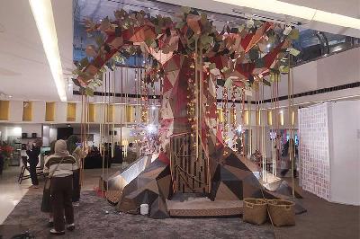 Karya seni instalasi berjudul The Wishper Tree karya Alex Abbad X Viro dalam pameran desain dan seni kontemporer tahunan Indonesian Contemporary Art & Design (ICAD) 2023, di Hotel Grandkemang, Jakarta, 20 Oktober 2023. Tempo/Indra Wijaya