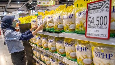 Petugas meletakkan label harga dan pemberitahuan pembatasan pembelian beras SPHP di salah satu pusat perbelanjaan, Jakarta, 6 Oktober 2023. Antara/Galih Pradipta