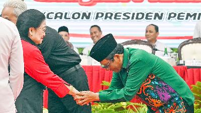 Ketua Umum PDI Perjuangan Megawati Soekarnoputri berjabat tangan dengan Cawapres Mahfud MD di kantor DPP PDIP, Jakarta, 18 Oktober 2023. Antara/M Risyal Hidayat