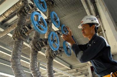 Petugas mengecek  lapisan pipa panas di Pembangkit Pembangkit Listrik Tenaga Uap (PLTU) Suralaya, Cilegon, Banten. Dok. TEMPO/Dasril Roszandi
