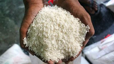 A sample of premium rice at Simpang Limun Market, Medan, North Sumatra, October 12. According to traders in the market, the price of premium rice has increased over the past week, rising from Rp11,500 to Rp15,000 per kilogram.
ANTARA/Yudi
