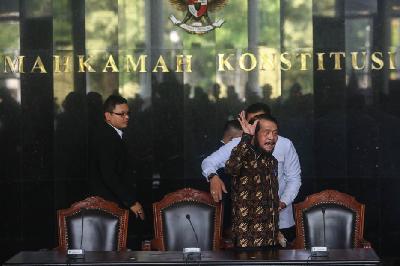 Ketua Hakim Mahkamah Konstitusi, Anwar Usman usai memberikan keterangan pers soal pembentukan Majelis Kehormatan Mahkamah Konstitusi (MKMK) di Gedung Mahkamah Konstitusi, Jakarta, 23 Oktober 2023. TEMPO / Hilman Fathurrahman W