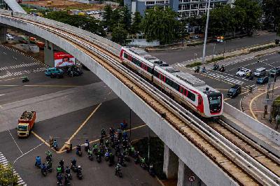 Moda transportasi Light Rail Transit (LRT) Jakarta di kawasan Pulo Mas, Jakarta. Tempo/Tony Hartawan