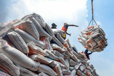 Aktivitas pembongkaran beras impor dari Thailand di Pelabuhan Tanjung Priok, Jakarta, 29 Mei 2023. Tempo/Tony Hartawan