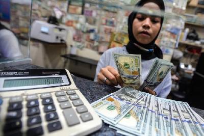 Pegawai penukaran mata uang asing di Jakarta, 7 Agustus 2023. Tempo/Tony Hartawan