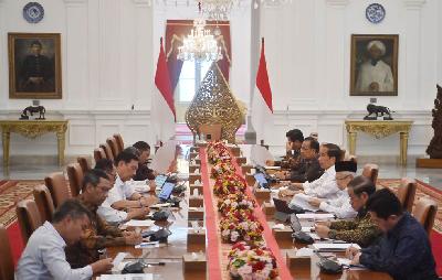 Presiden Joko Widodo memimpin rapat terbatas dengan sejumlah menteri di Istana Merdeka, Jakarta, 27 September 2023. ANTARA/Akbar Nugroho Gumay
