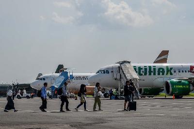 Calon penumpang berjalan menuju pesawat di Bandara Husein Sastranegara, Bandung, Jawa Barat. 13 Juli 2023. ANTARA/Raisan Al Farisi