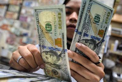 Pecahan 100 dolar Amerika  di tempat penukaran mata uang asing di Jakarta, 7 Agustus 2023. Tempo/Tony Hartawan