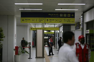 Stasiun LRT Cawang, Jakarta, 28 Agustus 2023.  TEMPO/Subekti.