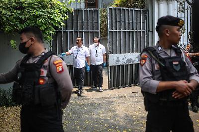 Penyidik kepolisian saat melakukan penggeledahan di rumah Ketua KPK Firli Bahuri di Jalan Kertanegara Nomor 46, Jakarta Selatan, 26 Oktober 2023.  TEMPO / Hilman Fathurrahman W