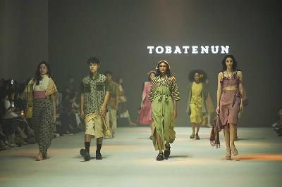 Koleksi Tobatenun pada gelaran Jakarta Fashion Week 2023 di Pondok Indah mall 3, Jakarta. Dok. JWF/Getty Images