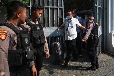 Penyidik kepolisian membawa koper setelah melakukan penggeledahan di rumah Ketua KPK Firli Bahuri di Jalan Kertanegara Nomor 46, Jakarta, 26 Oktober 2023. Tempo/Hilman Fathurrahman W