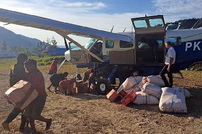 Warga menurunkan bahan makanan dari pesawat terbang di Distrik Amuma, Kabupaten Yahukimo, Papua Pegunungan, 26 Oktober 2023. ANTARA/HO/Humas BNPB